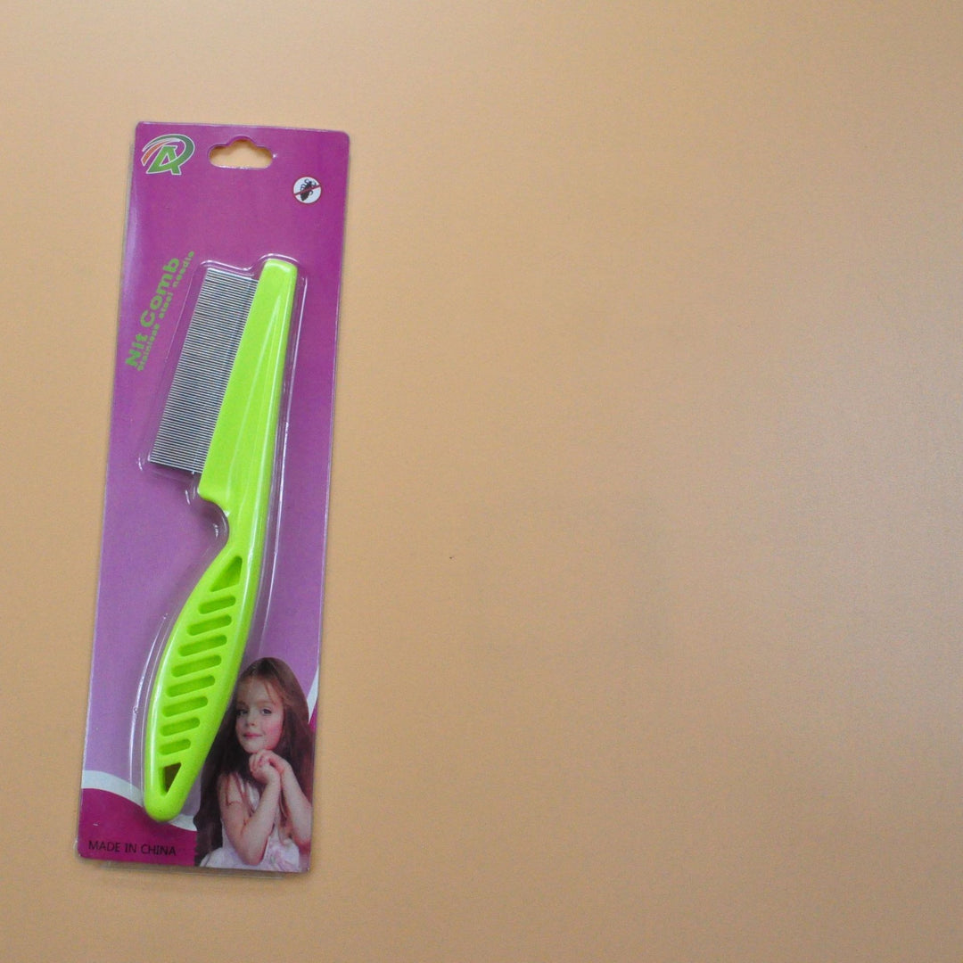 Green stainless steel flea comb for pets in retail packaging, anti-flea grooming tool for cats and dogs, ideal for daily use.