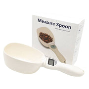 Digital pet food weighing spoon with precise electronic scale for accurate measuring of cat and dog food portions.