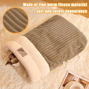 Cozy pet sleeping bag made of warm fleece with soft velvet lining, ideal for cats and small dogs in winter.