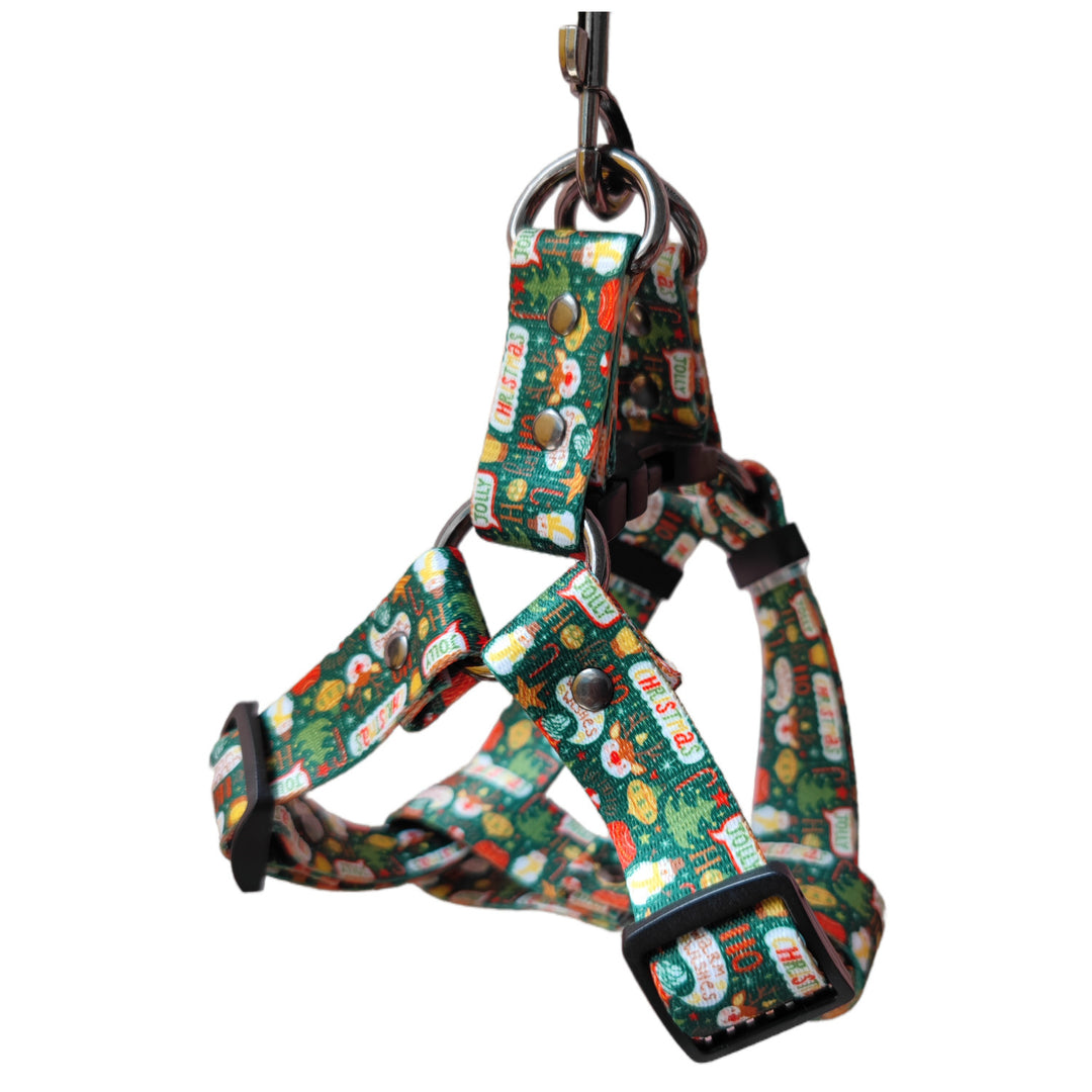 Adjustable Christmas dog harness and leash set with holiday-themed polyester fabric for small to large dogs.